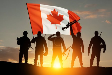 Téléchargez les photos : Soldats de l'armée canadienne avec drapeau canadien sur fond de coucher ou de lever du soleil. Carte de voeux pour la fête du coquelicot, le jour du Souvenir. Fête du Canada. Concept - patriotisme, honneur. - en image libre de droit