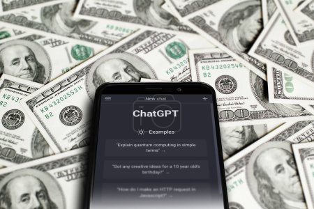 Téléchargez les photos : Site de ChatGPT sur smartphone écran sur fond de dollars. ChatGPT est un chatbot d'OpenAI. Moscou, Russie - 22 mars 2023. - en image libre de droit