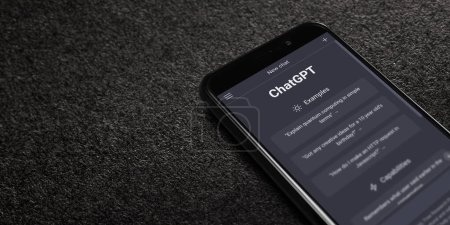 Foto de Sitio web de ChatGPT en el teléfono inteligente de la pantalla sobre fondo texturizado negro. ChatGPT es un chatbot de OpenAI. Moscú, Rusia - 22 de marzo de 2023. - Imagen libre de derechos