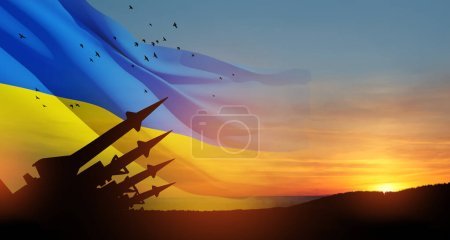 Die Raketen zielen bei Sonnenuntergang mit ukrainischer Flagge in den Himmel. Atombombe, chemische Waffen, Raketenabwehr, Salvenfeuer.