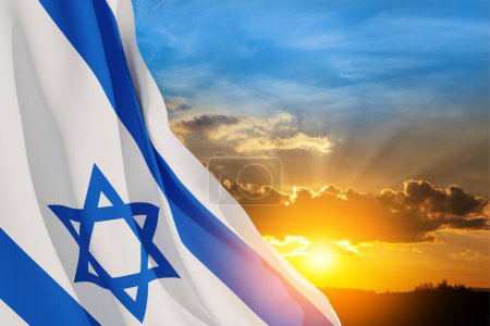 Bandera de Israel con una estrella de David sobre el fondo nublado del cielo al atardecer. Concepto patriótico sobre Israel con símbolos estatales nacionales. Banner con lugar para texto.