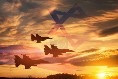 Siluetas de aviones en el fondo de la puesta de sol con una bandera de Israel ondeando transparente. Aviones militares. Día de la Independencia. Día de la Fuerza Aérea.