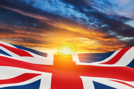 Téléchargez les photos : Drapeaux nationaux du Royaume-Uni sur fond de ciel couchant. Contexte avec place pour votre texte. Rendu 3d. - en image libre de droit