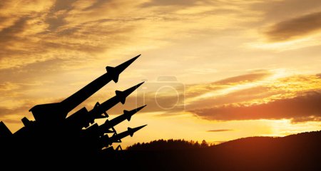 Les missiles sont dirigés vers le ciel au coucher du soleil. Bombe nucléaire, armes chimiques, défense antimissile, un système de tir salvo.