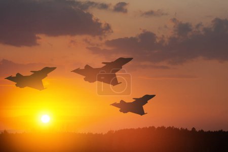 Téléchargez les photos : Air Force Day. Aircraft silhouettes on background of sunset or sunrise. - en image libre de droit