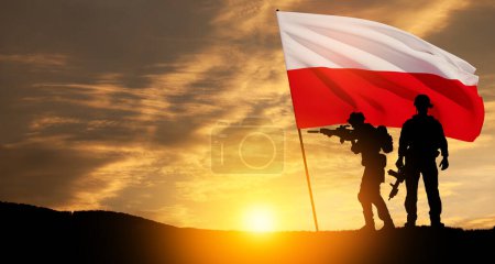 Téléchargez les photos : Silhouettes of soldiers with national flag on background of sunset. Polish Armed Forces. Armed Forces of the Republic of Poland. Polish army. - en image libre de droit
