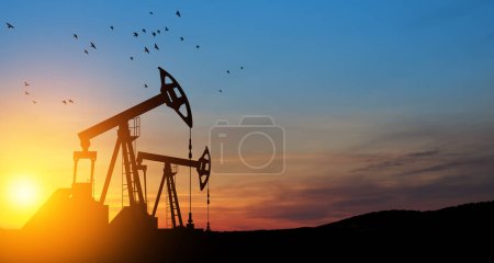 El cambio en los precios del petróleo causado por la guerra. Los precios del petróleo están aumentando debido a la crisis global. Los derricks de perforación petrolera en el campo petrolífero del desierto. Producción de petróleo crudo desde el suelo. Producción de petróleo.