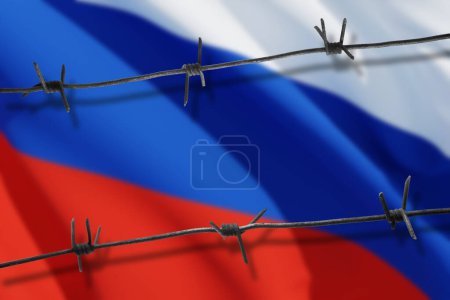 Russische Flagge hinter rostigen Stacheldrähten mit Schatten. Symbol der Unterdrückung der Freiheit in Russland. Konzeptfoto.