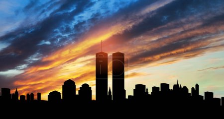 Foto de Silueta del horizonte de Nueva York con Torres Gemelas al atardecer. 09.11.2001 Bandera del Día del Patriota Americano. - Imagen libre de derechos