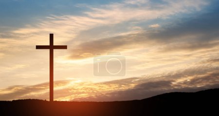 Christliches Kreuz auf einem Hügel im Freien bei Sonnenaufgang. Auferstehung Jesu. Konzeptfoto.