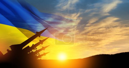 Die Raketen zielen bei Sonnenuntergang mit ukrainischer Flagge in den Himmel. Atombombe, Chemiewaffen, Raketenabwehr, Salvenfeuer. 3d-rendering.