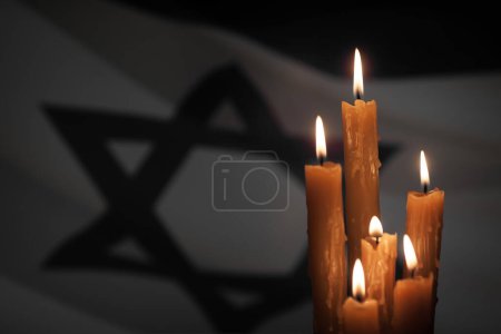 Sechs brennende Kerzen auf dem Hintergrund der israelischen Flagge. Internationaler Holocaust-Gedenktag, 27. Januar.
