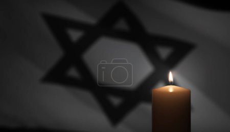 Vela encendida en el fondo de la bandera de Israel. Día del Recuerdo del Holocausto.