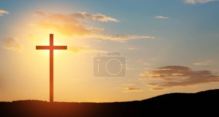 Foto de Cruz cristiana en la colina al aire libre al amanecer. Resurrección de Jesús. Concepto foto. - Imagen libre de derechos