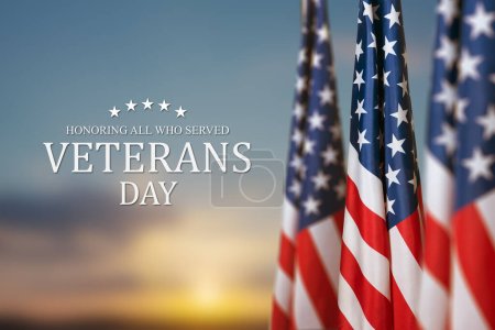 Amerikanische Flaggen mit Text Veterans Day zu Ehren aller, die bei Sonnenuntergang dienten. Amerikanisches Feiertagsbanner.