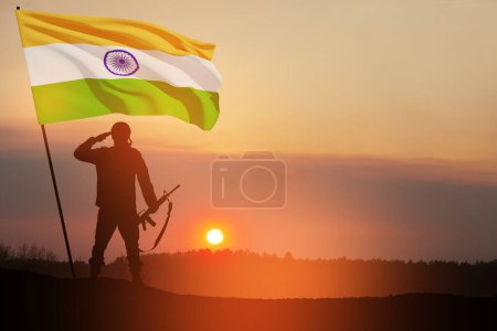 Silhouette eines Soldaten mit Indien-Flagge auf einem Hintergrund der Sonnenuntergang oder der Sonnenaufgang. Grußkarte zum Unabhängigkeitstag, Tag der Republik. Indien-Feier.