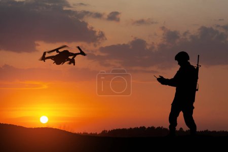 Téléchargez les photos : Des silhouettes de soldats utilisent des drones et des ordinateurs portables pour repérer pendant l'opération militaire dans le contexte d'un coucher de soleil. Carte de souhaits pour Jour des anciens combattants, Jour du Souvenir, Jour de l'indépendance. - en image libre de droit