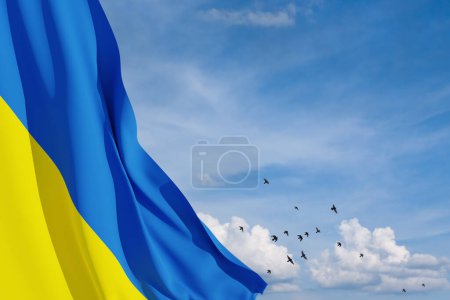 Ukraine-Flagge am blauen Himmel mit Vogel. Schließen Sie die schwenkende Fahne der Ukraine mit Platz für Ihren Text. Flaggensymbole der Ukraine. 3D-Darstellung.
