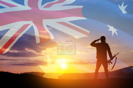 Foto de Silueta de soldado saludando en el fondo de la bandera de Australia y la puesta del sol o el fondo de la salida del sol. Día de Anzac. Día del Recuerdo. - Imagen libre de derechos