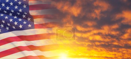 Foto de Bandera de los Estados Unidos de América en el cielo al atardecer o al amanecer. Día de la Independencia, Día de los Caídos, Día de los Veteranos. Banner. - Imagen libre de derechos