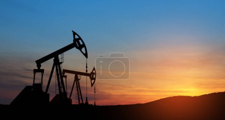 La variation des prix du pétrole causée par la guerre. Les prix du pétrole augmentent en raison de la crise mondiale. Derricks de forage pétrolier au champ pétrolifère désert. Production de pétrole brut à partir du sol. Production pétrolière.