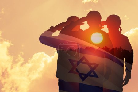 Doppelbelichtung der Silhouetten eines Soldaten und des Sonnenuntergangs oder des Sonnenaufgangs gegen die israelische Flagge. Konzept - Streitkräfte Israels.