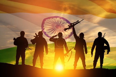Silhouetten von Soldaten auf einem Hintergrund der indischen Flagge und der Sonnenuntergang oder der Sonnenaufgang. Grußkarte zum Unabhängigkeitstag, Tag der Republik. Indien-Feier.