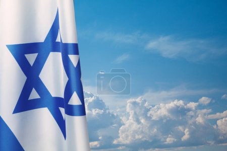 Téléchargez les photos : Drapeau Israël avec une étoile de David sur fond de ciel nuageux. Concept patriotique sur Israël avec des symboles nationaux de l'État. Bannière avec place pour le texte. - en image libre de droit