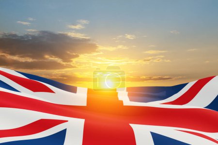 Téléchargez les photos : Drapeaux nationaux du Royaume-Uni sur fond de ciel couchant. Contexte avec place pour votre texte. - en image libre de droit