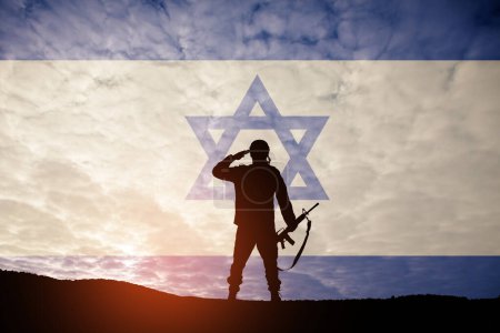 Silhouette de soldat saluant contre le lever du soleil dans le désert et le drapeau d'Israël. Concept - Forces armées d'Israël.