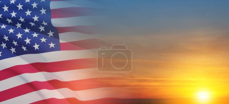 Téléchargez les photos : Drapeau des États-Unis d'Amérique sur le ciel au coucher du soleil ou au lever du soleil. Jour de l'indépendance, jour du Souvenir, jour des anciens combattants. Bannière. - en image libre de droit