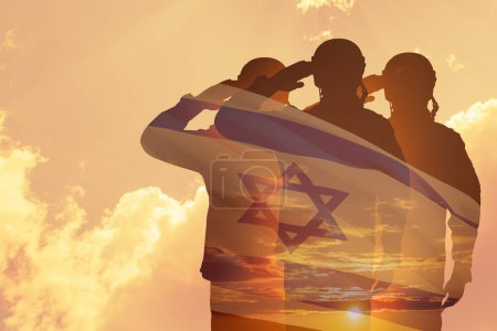 Téléchargez les photos : Double exposition des silhouettes d'un soldat et le coucher du soleil ou le lever du soleil contre le drapeau d'Israël. Concept - Forces armées d'Israël. - en image libre de droit