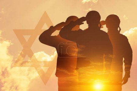 Doppelbelichtung der Silhouetten eines Soldaten und des Sonnenuntergangs oder des Sonnenaufgangs gegen den Himmel mit der Silhouette eines Davidsterns. Konzept - Streitkräfte Israels.