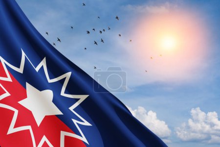 Foto de Bandera Juneteenth con aves voladoras y el sol en el cielo azul nublado. Desde 1865. Diseño de Banner con lugar para texto. - Imagen libre de derechos