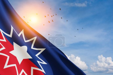 Foto de Bandera Juneteenth con aves voladoras y el sol en el cielo azul nublado. Desde 1865. Diseño de Banner con lugar para texto. 3d-renderizado. - Imagen libre de derechos
