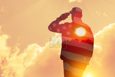 Siluetas de soldados con estampado de atardecer y bandera de EEUU saludando sobre un fondo de cielo claro. Tarjeta de felicitación para el Día de los Veteranos, Día de los Caídos, Día de la Independencia. Celebración América.