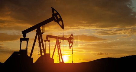La variation des prix du pétrole causée par la guerre. Concept de plafonnement des prix pétroliers. Derricks de forage pétrolier au champ pétrolifère désert. Production de pétrole brut à partir du sol. Production pétrolière.