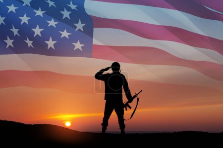 Téléchargez les photos : Silhouette de soldat saluant sur fond de coucher ou de lever du soleil et drapeau des États-Unis. Carte de souhaits pour la fête des anciens combattants, le jour du Souvenir, la fête de l'indépendance. Amérique célébration. - en image libre de droit