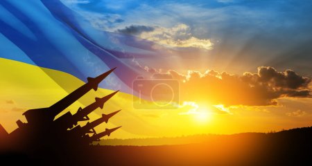 Die Raketen zielen bei Sonnenuntergang mit ukrainischer Flagge in den Himmel. Atombombe, Chemiewaffen, Raketenabwehr, Salvenfeuer. 3d-rendering.