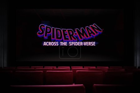 Foto de Spider-Man A través de la película Spider-Verse en el cine. Ver una película en el cine. Astana, Kazajstán - 15 de mayo de 2023. - Imagen libre de derechos