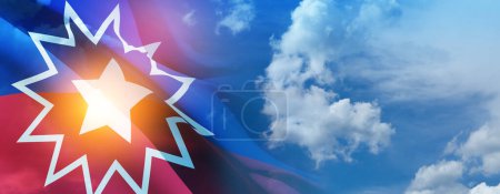 Foto de Bandera Juneteenth con cielo azul nublado. Desde 1865. Banner con lugar para texto. - Imagen libre de derechos