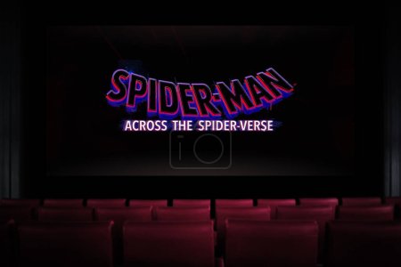 Foto de Spider-Man A través de la película Spider-Verse en el cine. Ver una película en el cine. Astana, Kazajstán - 15 de mayo de 2023. - Imagen libre de derechos