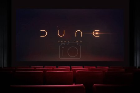 Téléchargez les photos : Dune Deuxième partie film au cinéma. Regarder un film au cinéma. Astana, Kazakhstan - 15 mai 2023. - en image libre de droit