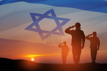 Silueta de soldados saludando contra el amanecer en el desierto y la bandera de Israel. Concepto - Fuerzas Armadas de Israel.