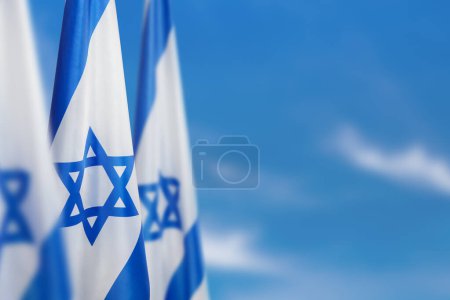 Bandera de Israel con una estrella de David sobre el fondo nublado del cielo. Concepto patriótico sobre Israel con símbolos estatales nacionales. Banner con lugar para texto.