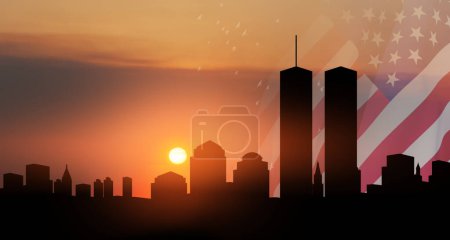 Die Silhouette der New Yorker Skyline mit den Zwillingstürmen und der Flagge der USA und Vögeln, die wie Seelen bei Sonnenuntergang aufsteigen. 09.11.2001 Banner zum amerikanischen Patriotentag.