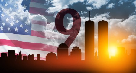 Téléchargez les photos : New York silhouette skyline avec Twin Towers et drapeau des États-Unis au coucher du soleil. 9.11 concept de date. 09.11.2001 Bannière du Patriot Day américain. - en image libre de droit