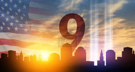 Téléchargez les photos : 11 septembre Hommage à l'installation d'art léger dans le Lower Manhattan New York City Skyline au coucher du soleil avec le drapeau des États-Unis et des oiseaux volant comme des âmes. 9.11 concept de date. Bannière American Patriot Day. - en image libre de droit