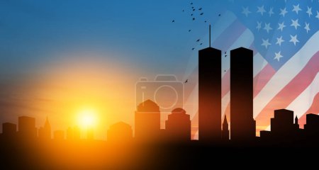 Téléchargez les photos : New York silhouette skyline avec Twin Towers et drapeau des États-Unis et les oiseaux volant comme des âmes au coucher du soleil. 09.11.2001 Bannière du Patriot Day américain. - en image libre de droit