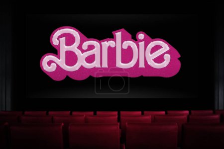 Téléchargez les photos : Un film de Barbie au cinéma. Regarder un film au cinéma. Astana, Kazakhstan - 2 juillet 2023. - en image libre de droit